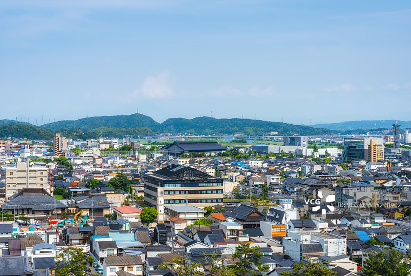 霓虹，日本本州，中国地区，松江城山公园，日本第二大原始天守，向东看，都市天际线，城市风光，夏季，航拍图片素材