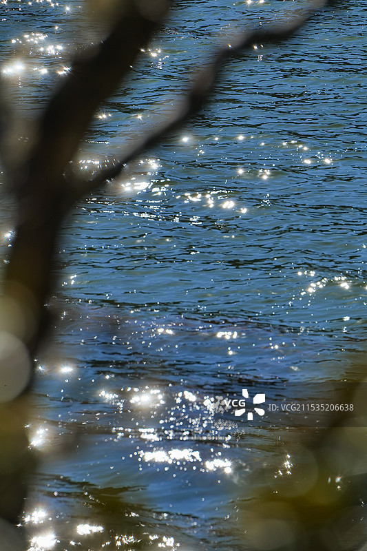 湖面波光粼粼图片素材