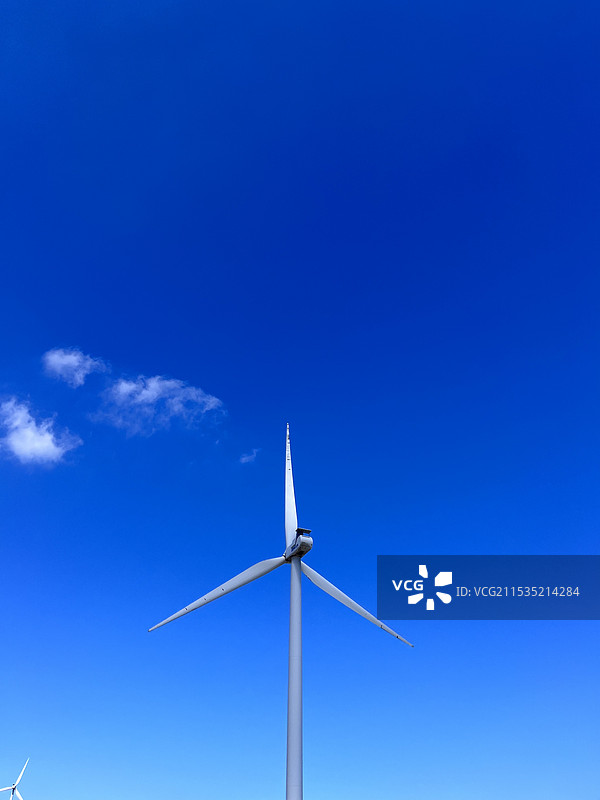 蓝天下的风车俯视图图片素材