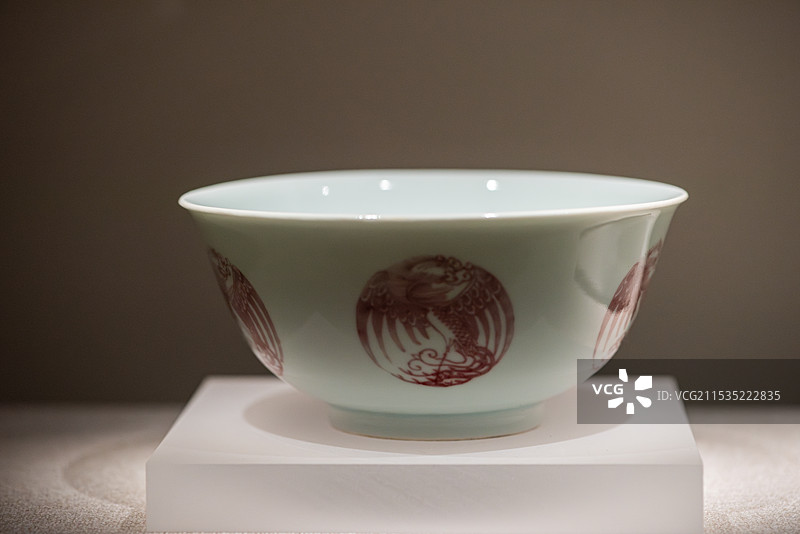 深圳南山博物馆特展展出的辽宁省博物馆藏清代景德镇官窑瓷器文物乾隆年间釉里红团凤纹碗图片素材