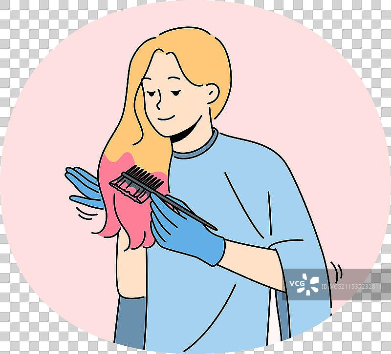 微笑的女性在家染发图片素材