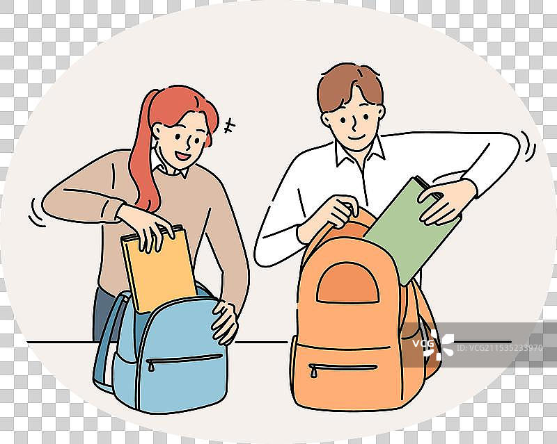 微笑的学生在学校收拾书包图片素材