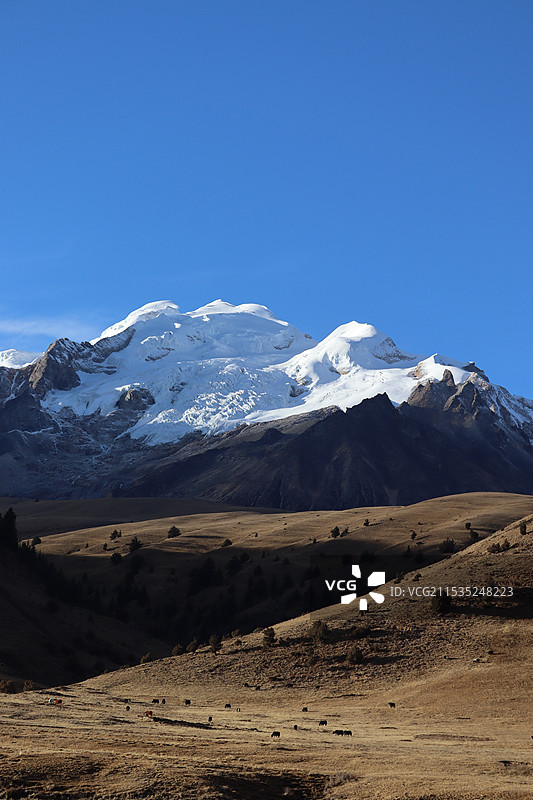 格聂神山图片素材