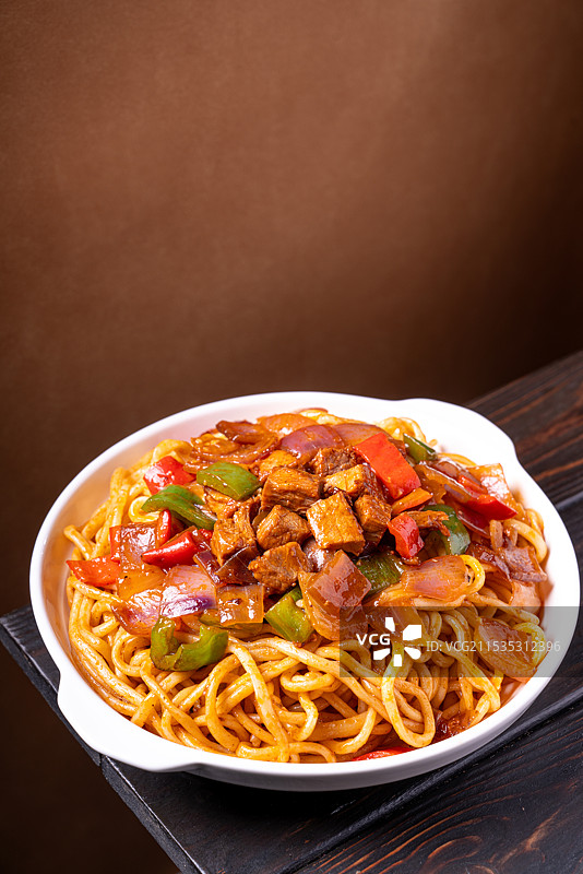 红烧牛肉盖浇面图片素材