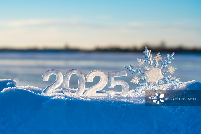 雪地上冰制数字2025 和美丽的雪花  新年主题图片素材