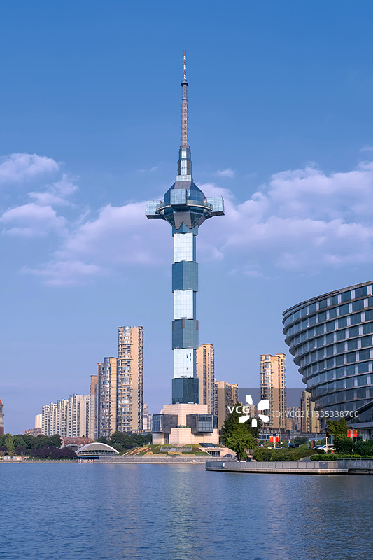 晴朗天气盐城聚龙湖盐立方电视塔图片素材