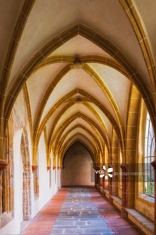 捷克共和国，南捷克州，捷克布杰约维采ČESKÉ BUDĚJOVICE，百威小镇，多明我会修道院，长廊图片素材