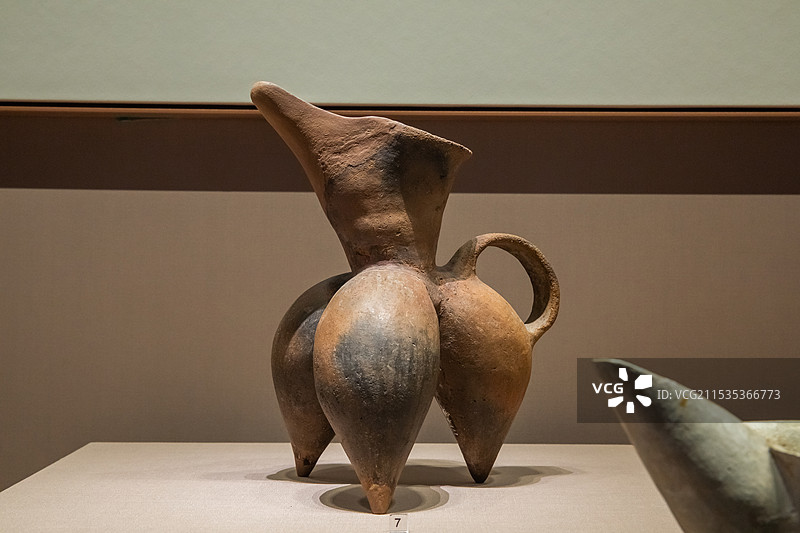 山东博物馆橙黄陶袋足鬶大汶口文化距今6000-4400年安丘景芝遗址出土图片素材