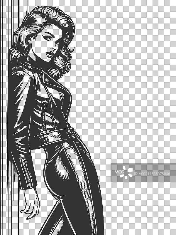 穿着皮夹克和皮裤的女人倚靠着。图片素材