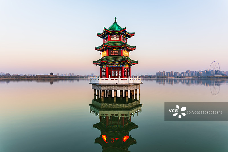 初冬夕照下的东昌湖畔-水文塔（宁静的东昌湖畔）图片素材