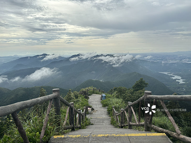 广东东莞市银瓶山森林公园群山中的云海景色图片素材