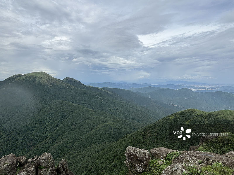 广东东莞市银瓶山森林公园群山中的云海景色图片素材
