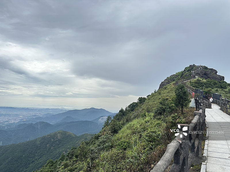 广东东莞市银瓶山森林公园群山中的云海景色图片素材