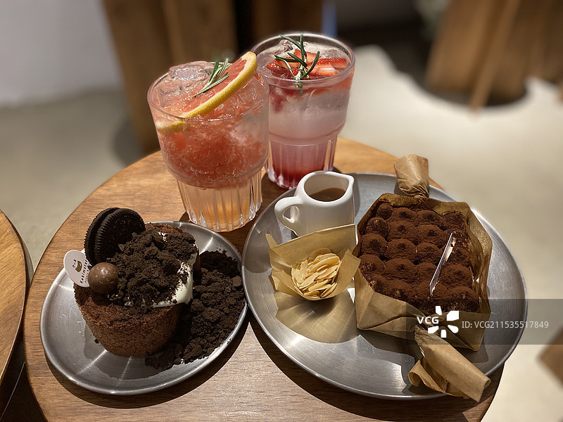 桌上下午茶的高角度视图图片素材