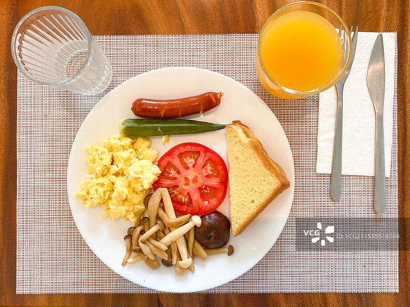 桌上早餐的高角度视图图片素材