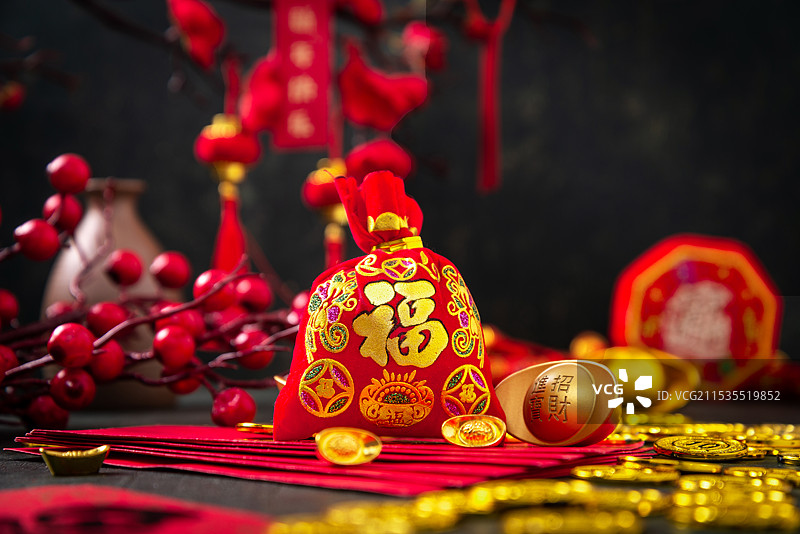 复古木桌上的红色福袋图片素材