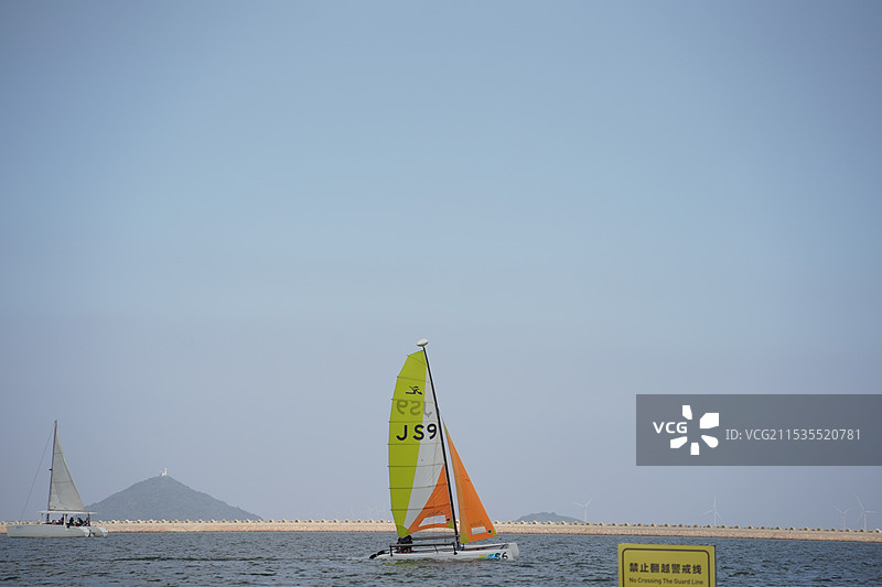 海里的帆船图片素材