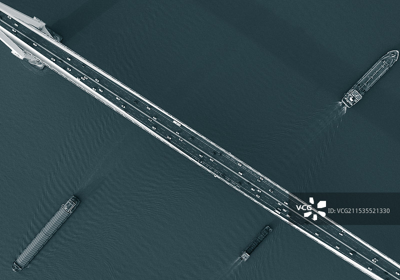 航拍河流上的桥梁图片素材