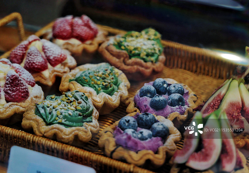 桌上纸杯蛋糕的高角度视图图片素材