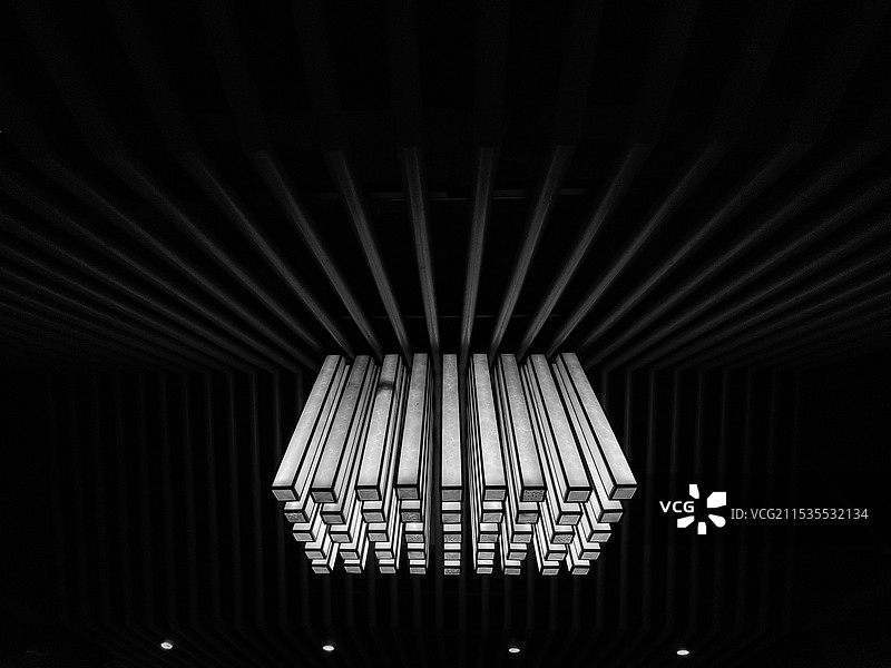 黑色背景下照明设备的低角度视图图片素材