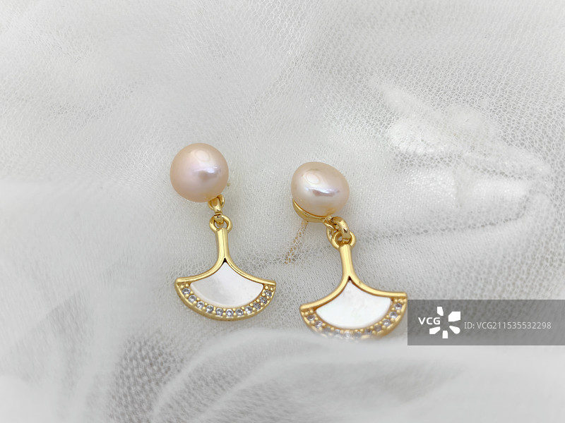 纺织品上的珠宝特写镜头图片素材