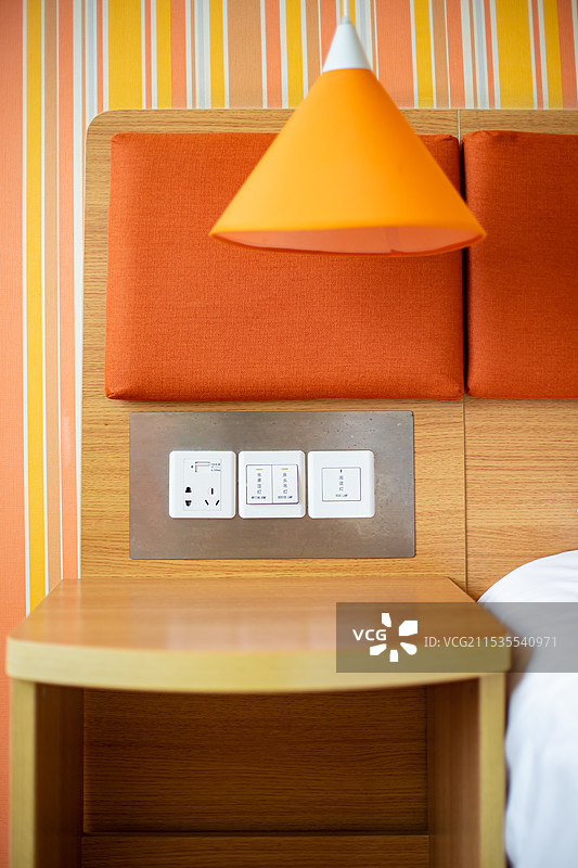 中国房地产城市健康生活拍摄主题，住宅内部环境，起居室里的墙壁上的开关插座和台灯，室内无人图像摄影图片素材