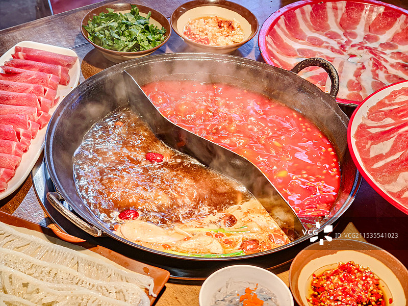 红油菌菇鸳鸯火锅图片素材