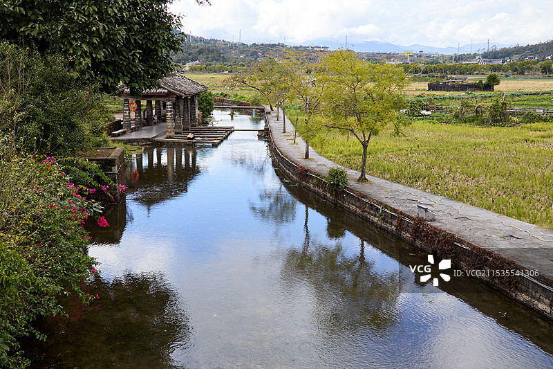 云南腾冲和顺古镇洗衣亭与秋季河畔风光图片素材