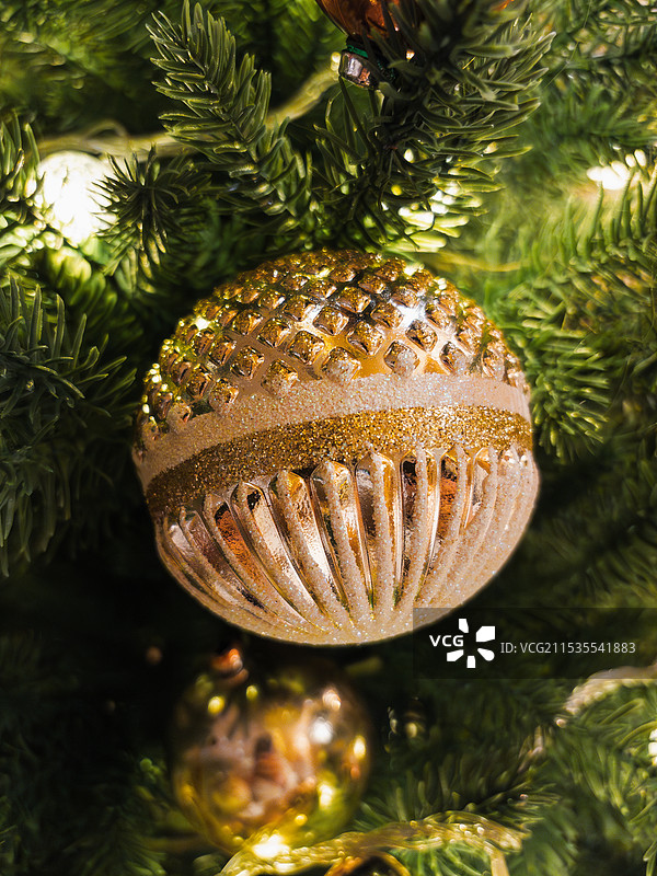 圣诞节装饰：圣诞树上金色小球图片素材