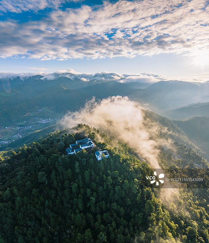 航拍视角下的云南大理巍山巍宝山顶峰遇仙峰图片素材