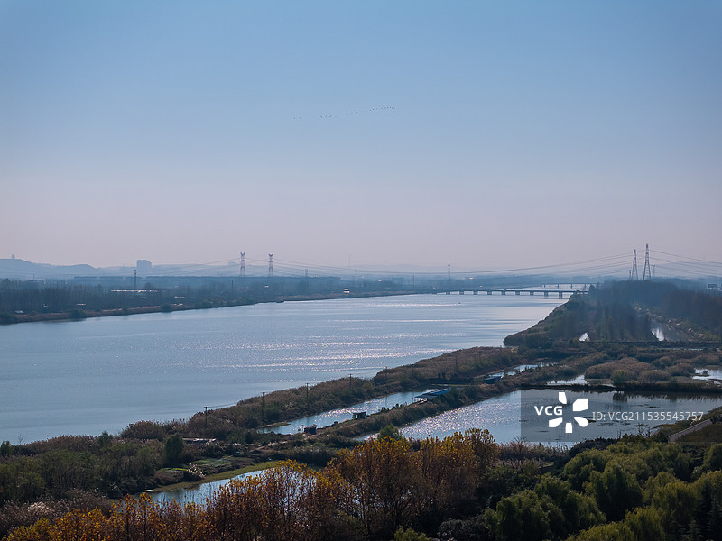 航拍初冬湛蓝的天空下奔流入海的中国第三大河流淮河江苏省淮安市盱眙县段图片素材