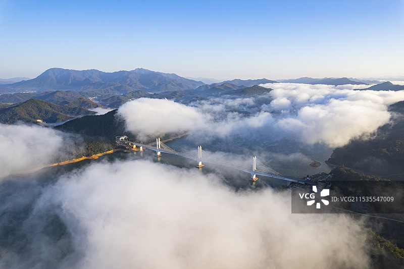 安徽黄山太平湖池黄高铁特大桥秋天平流雾建筑风景航拍图片素材