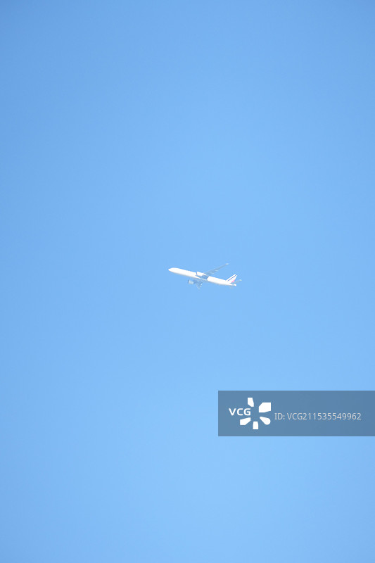 蓝天下飞翔的飞机图片素材