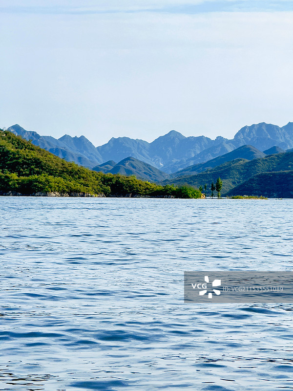 层峦叠嶂的群山和湖面图片素材