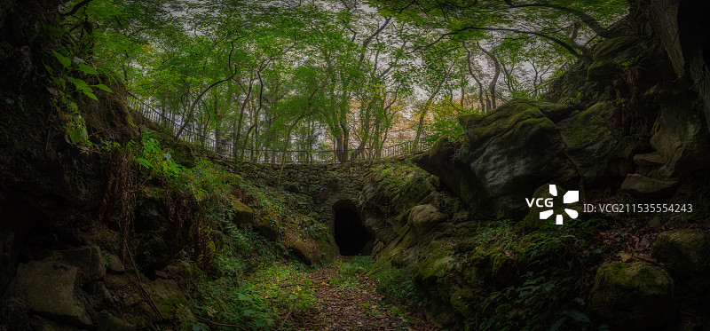 贵州省贵阳市南明区小车河公园地下公园南郊公园白龙洞无人天坑的神秘感入口图片素材