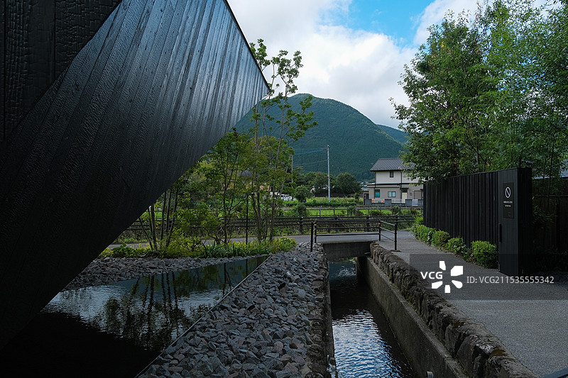 夏天的日本九州大分县由布院Comico Art Museum美术馆现代建筑外立面图片素材