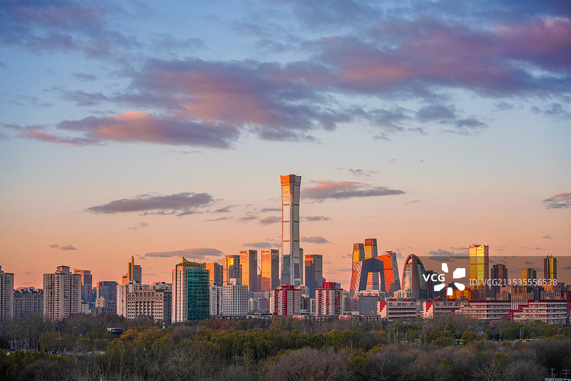 黎明日出时分朝霞和北京国贸CBD中国尊等高楼熠熠生辉的城市天际线风光图片素材