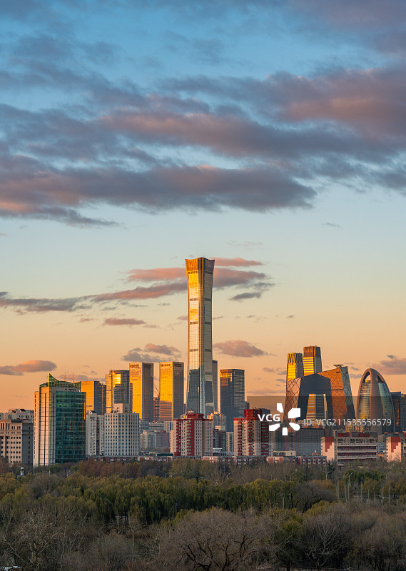 黎明日出时分朝霞和北京国贸CBD中国尊等高楼熠熠生辉的城市天际线风光图片素材