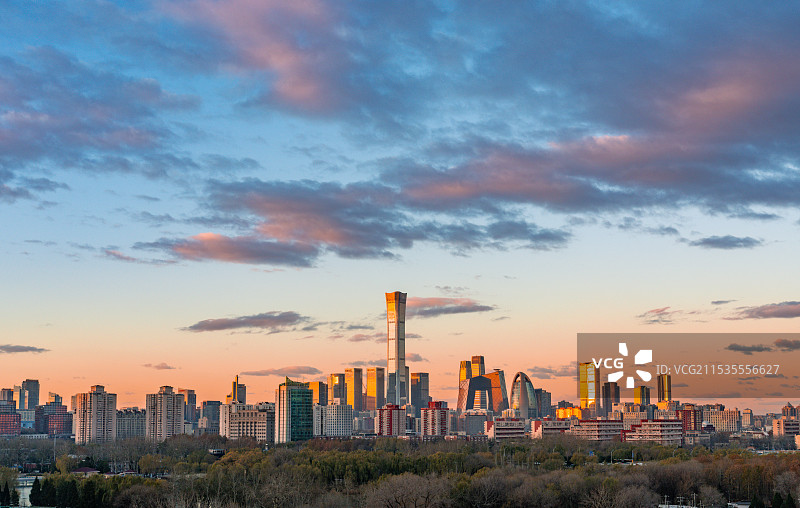 黎明日出时分朝霞和北京国贸CBD中国尊等高楼熠熠生辉的城市天际线风光图片素材