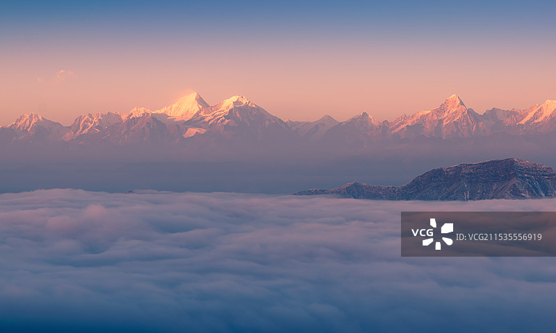 四人同贡嘎山图片素材