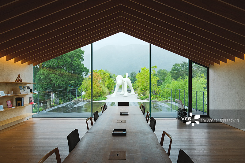 夏天的日本九州大分县由布院Comico Art Museum美术馆内部阅览室与落地窗图片素材