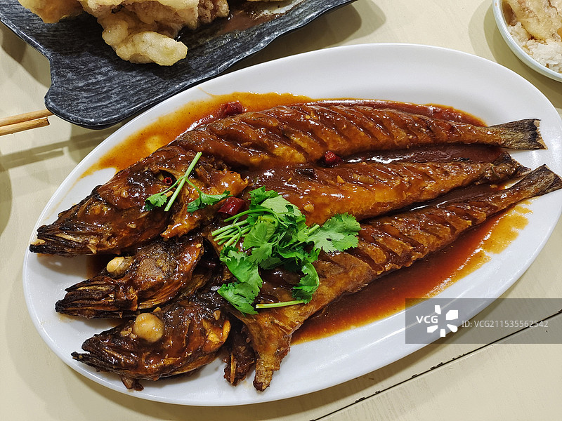 吉林特色美食朝鲜族红烧明太鱼高视角俯拍图片素材