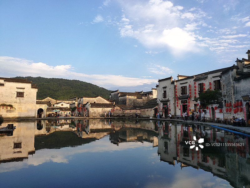 安徽黟县宏村月沼 蓝天白云古村落 徽派建筑图片素材