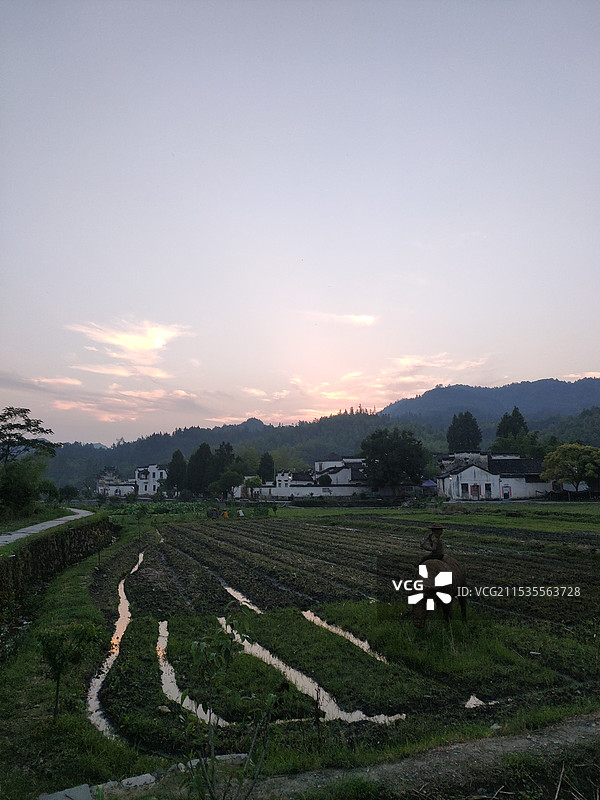 安徽黄山黟县西递古村的傍晚 乡村农田和晚霞图片素材