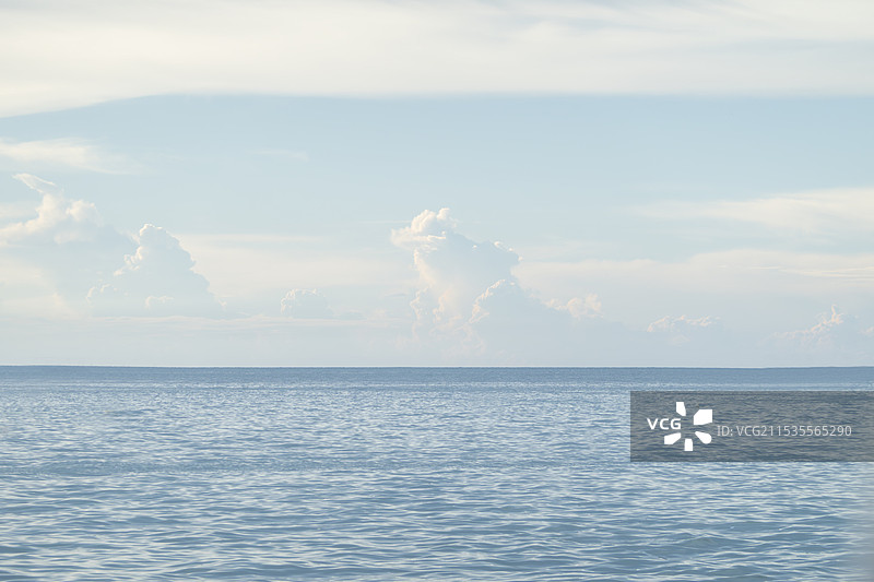 一朵像金蟾一样的白云云朵蓝天大海地平线水面海天一线白天白昼自然图片素材