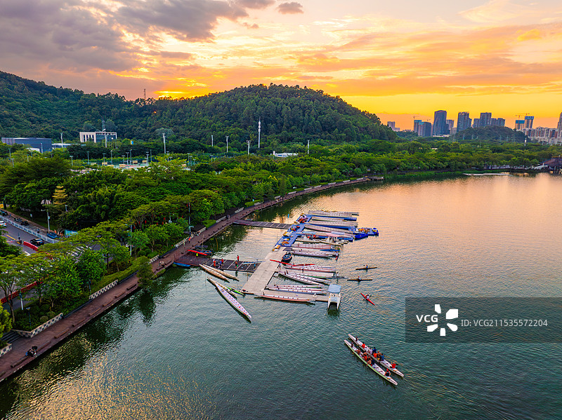 佛山市顺德区顺峰山公园桂畔湖夕阳风景图片素材
