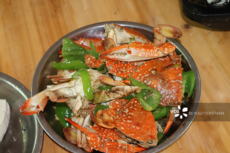 铁盘装青椒炒螃蟹海蟹图片素材