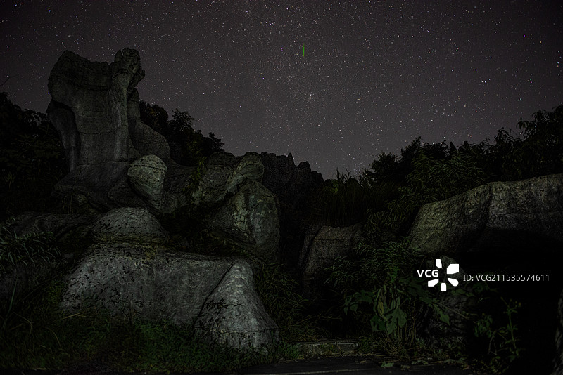 梅硐竹奥陶纪灰岩石林与流星图片素材