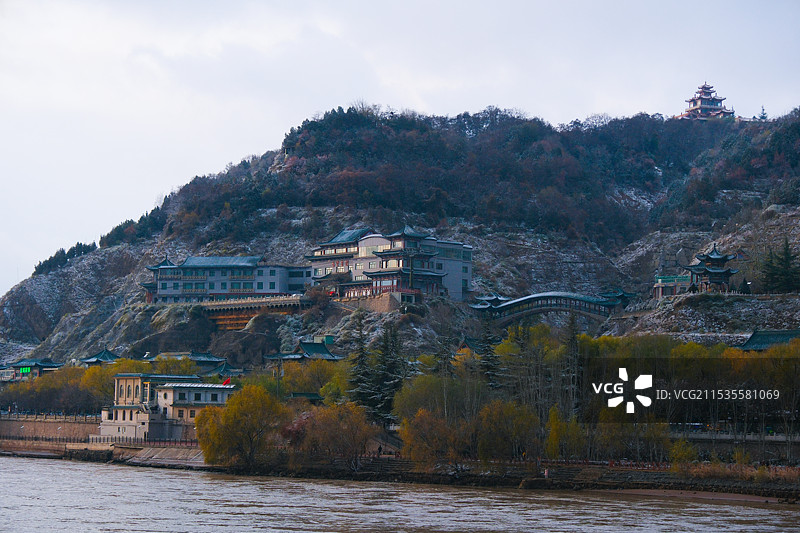 冬天下雪后的黄河边和白塔山图片素材
