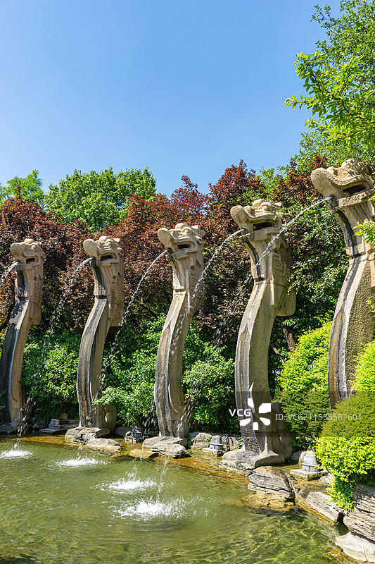 中国5A级旅游景区拍摄主题，山东济南趵突泉公园园林，五龙潭公园五个喷水的龙头，户外白昼无人图像摄影图片素材